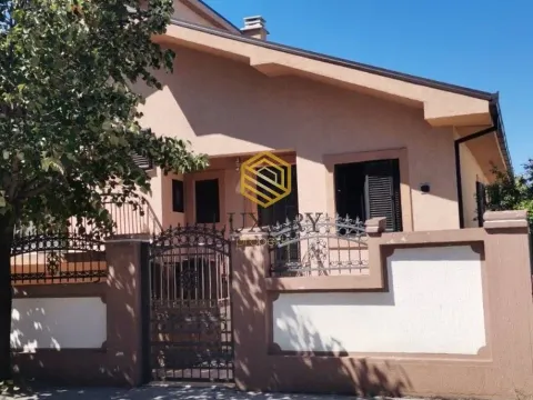 Izdavanje, kuća, 120m², Stari Aerodrom, Podgorica - image 1