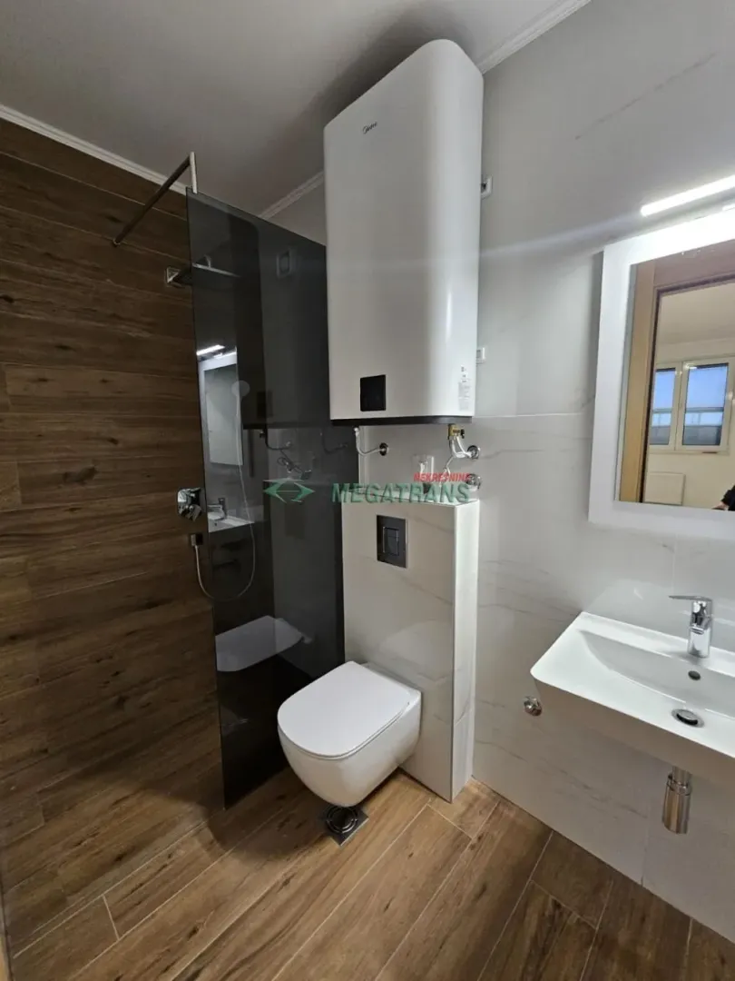Izdavanje, četvorosoban stan, 124m², Centar, Novi Sad