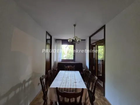 Trpezarija sa stolom za ručavanje i stolicama. - image 10