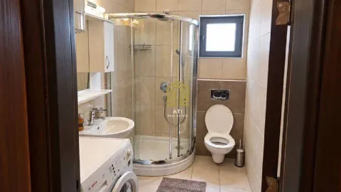 Moderno opremljeno kupatilo sa tuš kabinom i sanitarijama. - image 6
