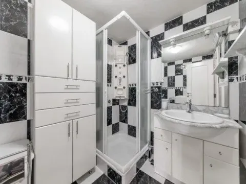 Izdavanje, trosoban stan, 80m², Dobrota, Kotor - image 9