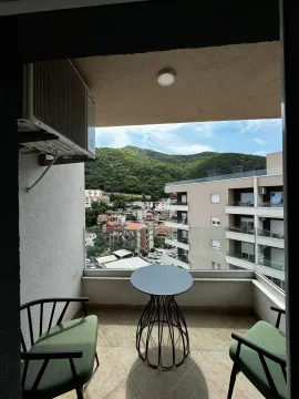Namješten balkon sa stolom, stolicama i pogledom na okolinu. - image 14