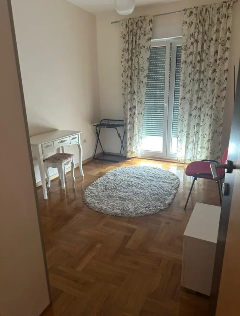 Izdavanje, trosoban stan, 84m², Tuški Put, Podgorica