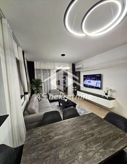 Izdavanje, četvorosoban stan, 111m², Savski Venac, Beograd