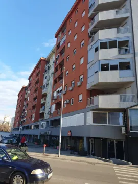 Fasada višespratne stambene zgrade sa narandžastim i bijelim elementima. - image 16