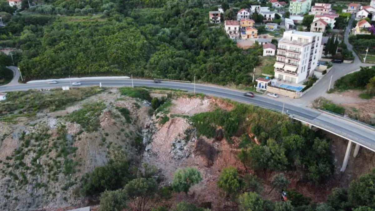 Pogled iz vazduha na okolinu zgrade i saobraćajnicu.