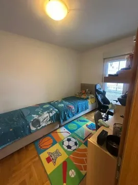 Dječja soba sa krevetom, radnim stolom i tepihom sa motivima sportova. - image 4