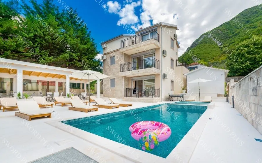 Sale, house, 240m², Centar, Kotor