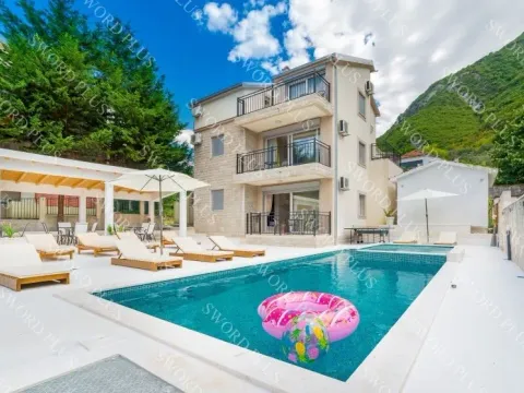Sale, house, 240m², Centar, Kotor - image 1