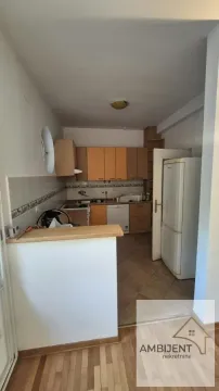 Pogled na kuhinju sa drvenim elementima i frižiderom. - image 2