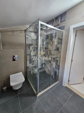 Kupatilo sa tuš kabinom i ugradnom wc šoljom. - image 8