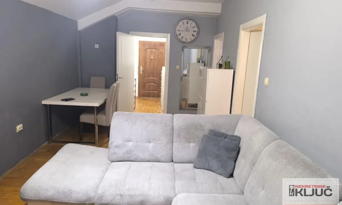 Izdavanje, dvosoban stan, 60m², Centar, Novi Sad