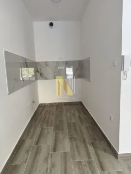 Prazna kuhinja sa keramičkim pločicama i pripremljenim instalacijama. - image 3