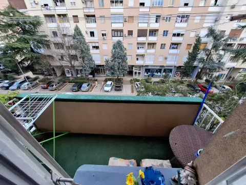 Pogled sa balkona na zgradu i parking. - image 8