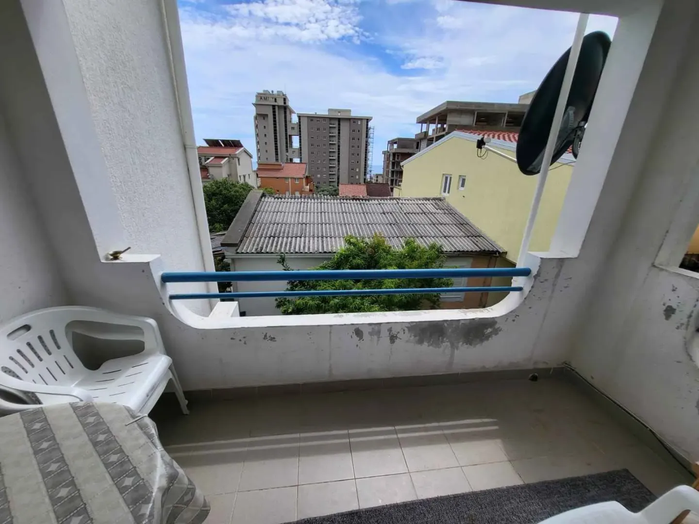 Manji balkon sa pogledom na okolne zgrade i naselje.