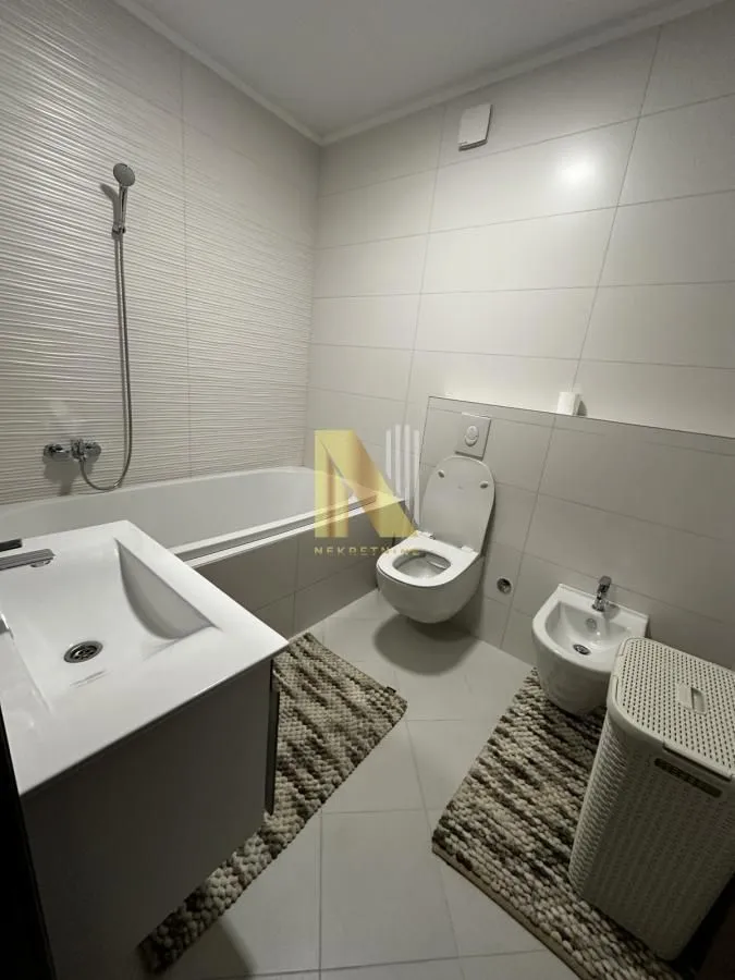 Izdavanje, četvorosoban stan, 116m², Socijalno, Novi Sad Sve Podlokacije