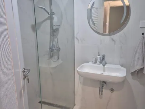 Izdavanje, garsonjera, 32m², Bečići, Budva - image 8