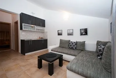 Izdavanje, jednosoban stan, 30m², Kumbor, Herceg Novi