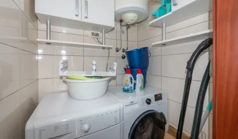 Kupatilo sa veš mašinom, bojlerom i policama za odlaganje. - image 11