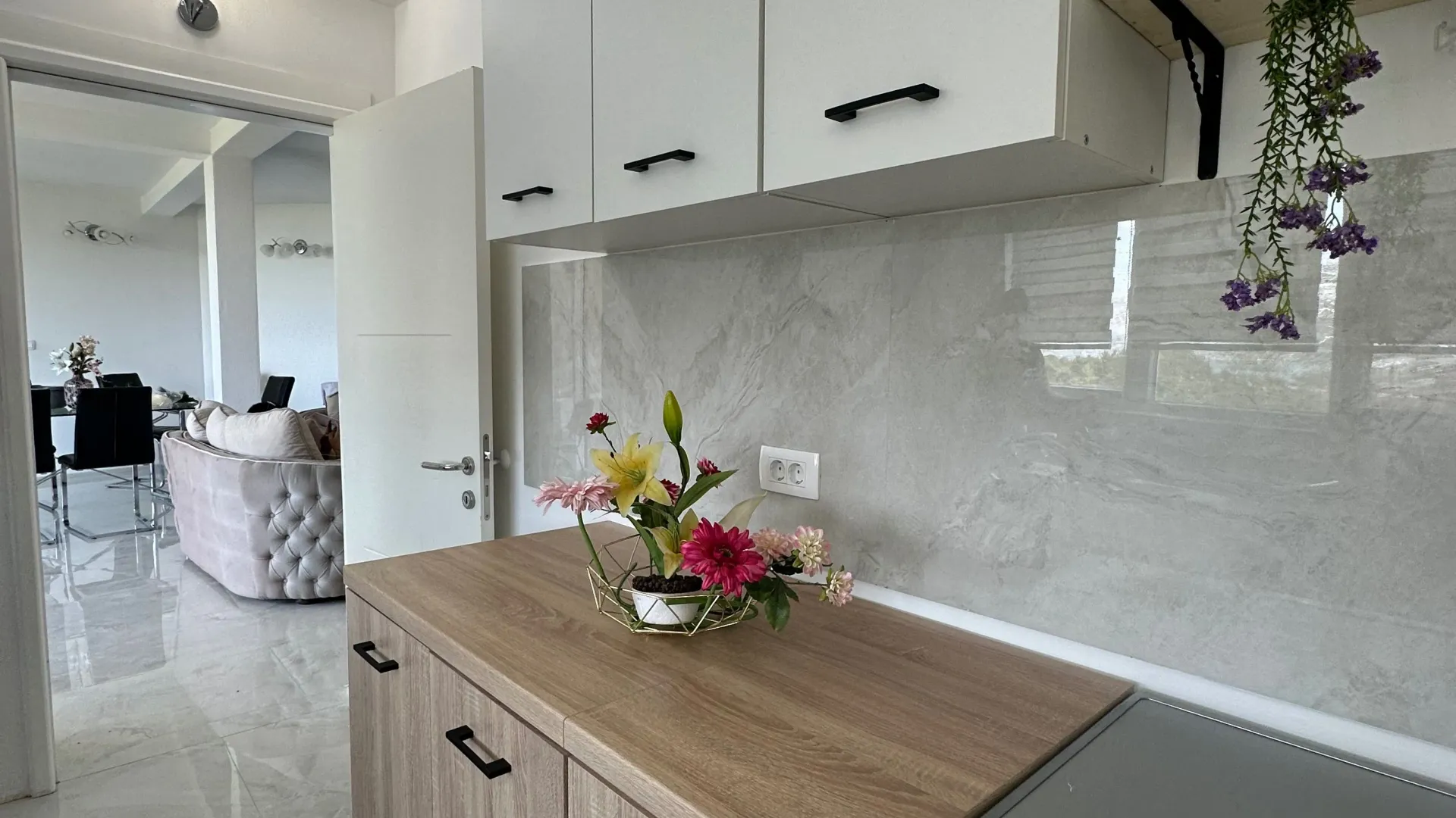 Izdavanje, trosoban stan, 100m², Kavač, Kotor