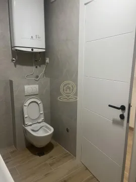 Pogled na moderno opremljeno kupatilo sa WC šoljom i bojlerom. - image 14