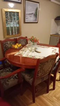 Trpezarija sa drvenim stolom i stolicama. - image 7