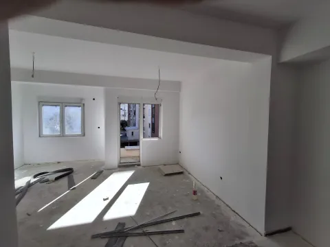 Prazna prostorija u nekrečenom stanu u fazi renoviranja sa prozorima i balkonskim vratima. - image 12