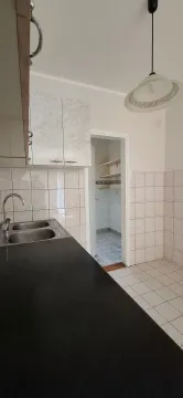 Pogled na kuhinju sa sudoperom, elementima i pogledom na ostavu. - image 10