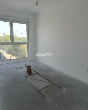 Prazna neopremljena prostorija u fazi renoviranja sa belim zidovima i prozorom. - image 4