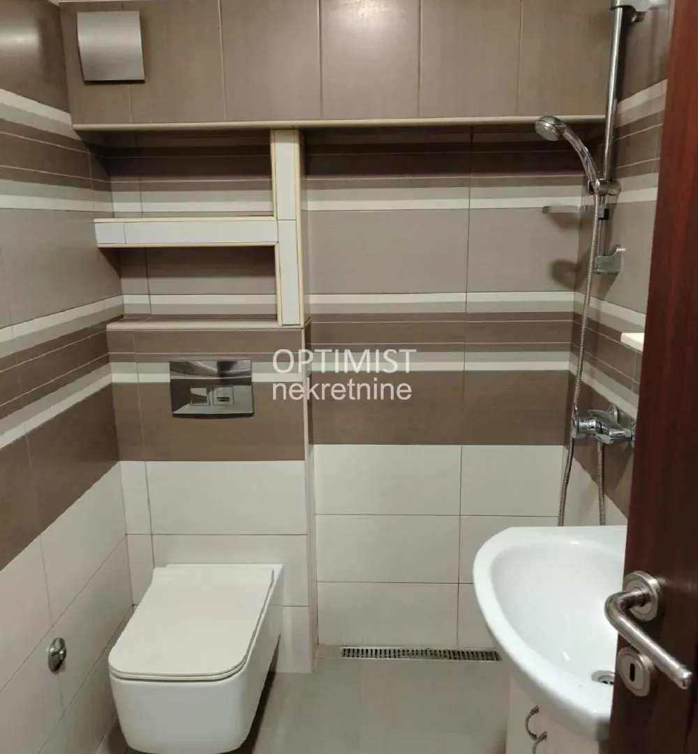 Izdavanje, četvorosoban stan, 220m², Surčin, Beograd