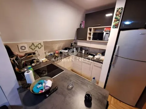 Manja kuhinja sa tamnim elementima i trpezarijskim stolom. - image 4