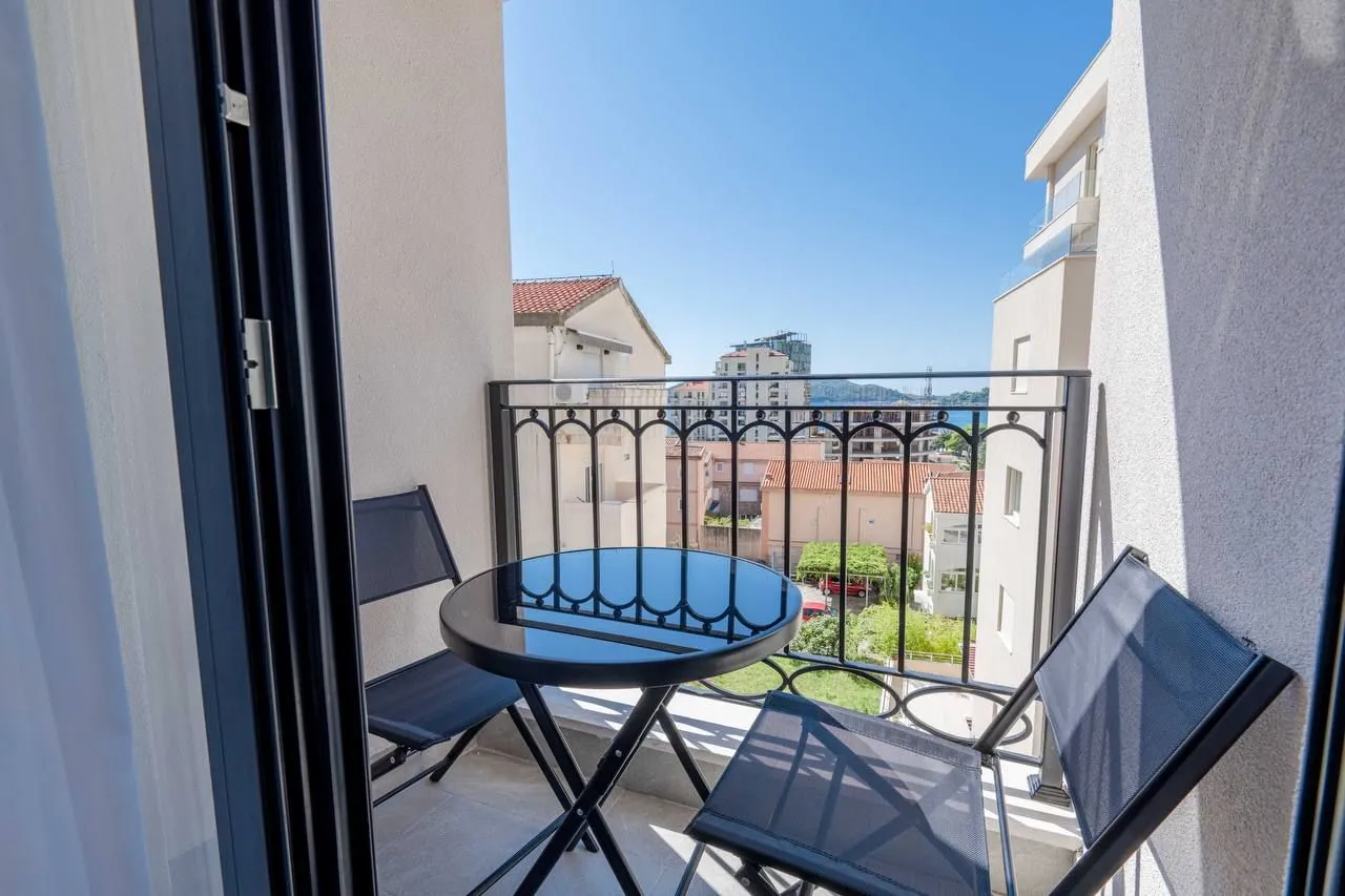 Rent, one bedroom apartment, 34m², Bečići, Budva