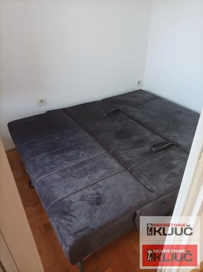 Manja spavaća soba sa bračnim krevetom.