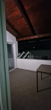 Natkrivena terasa sa drvenom konstrukcijom i pogledom noću. - image 4