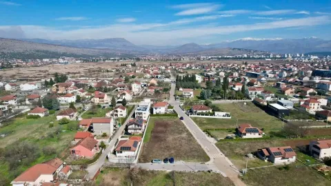 Pogled iz vazduha na naselje i okolni pejzaž. - image 5