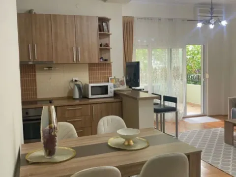 Prodaja, dvosoban stan, 64m², Podmaine, Budva