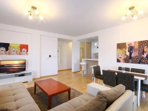 Izdavanje, dvosoban stan, 75m², Centar, Budva - image 7