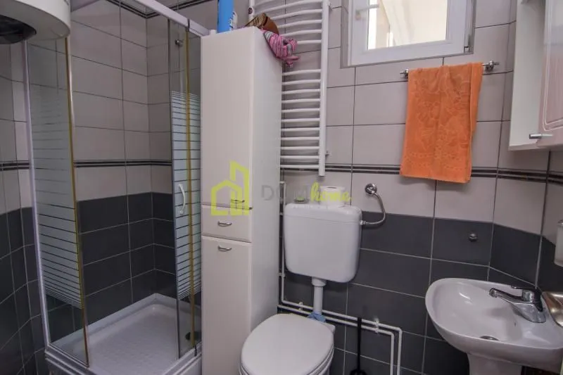 Izdavanje, kuća, 250m², Tološi, Podgorica