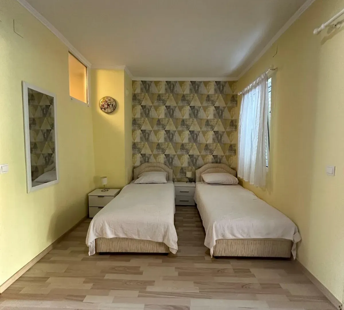 Izdavanje, dvosoban stan, 75m², Centar, Tivat