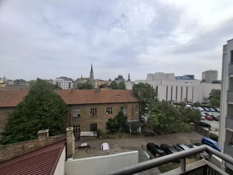Pogled sa terase na gradski pejzaž i okolne zgrade. - image 12