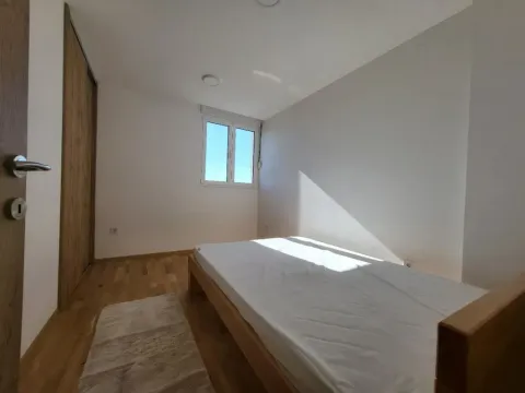 Izdavanje, dvosoban stan, 40m², Blok 5, Podgorica - image 4