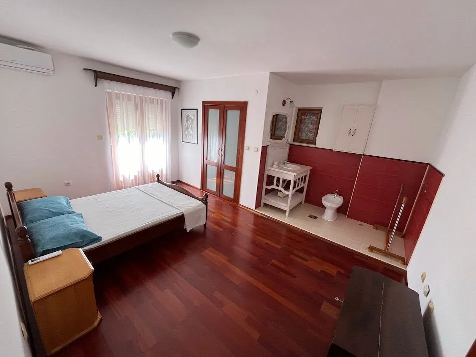 Rent, house, 200m², Tološi, Podgorica