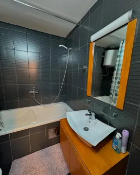 Savremeno opremljeno kupatilo sa kadom i umivaonikom. - image 6