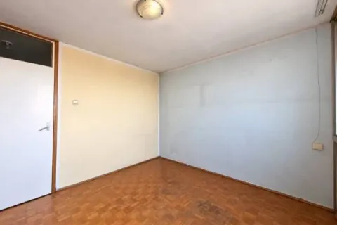 Prazna soba sa parketom i zidovima u dve boje. - image 4