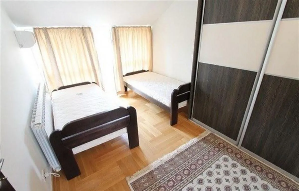Izdavanje, stan, 200m², Senjak, Beograd