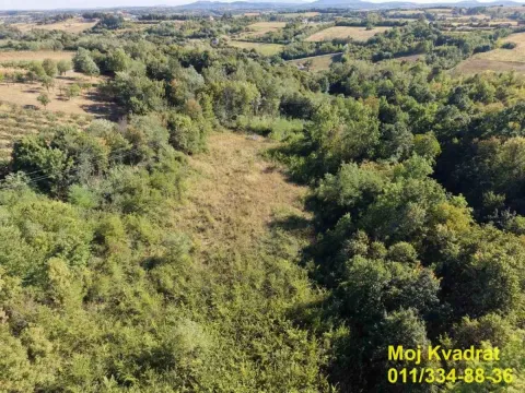Pogled iz vazduha na zelenu površinu i okolni pejzaž. - image 8
