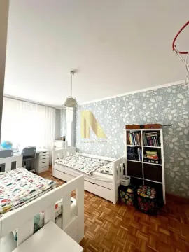 Dečja soba sa dva kreveta i radnim stolom. - image 9