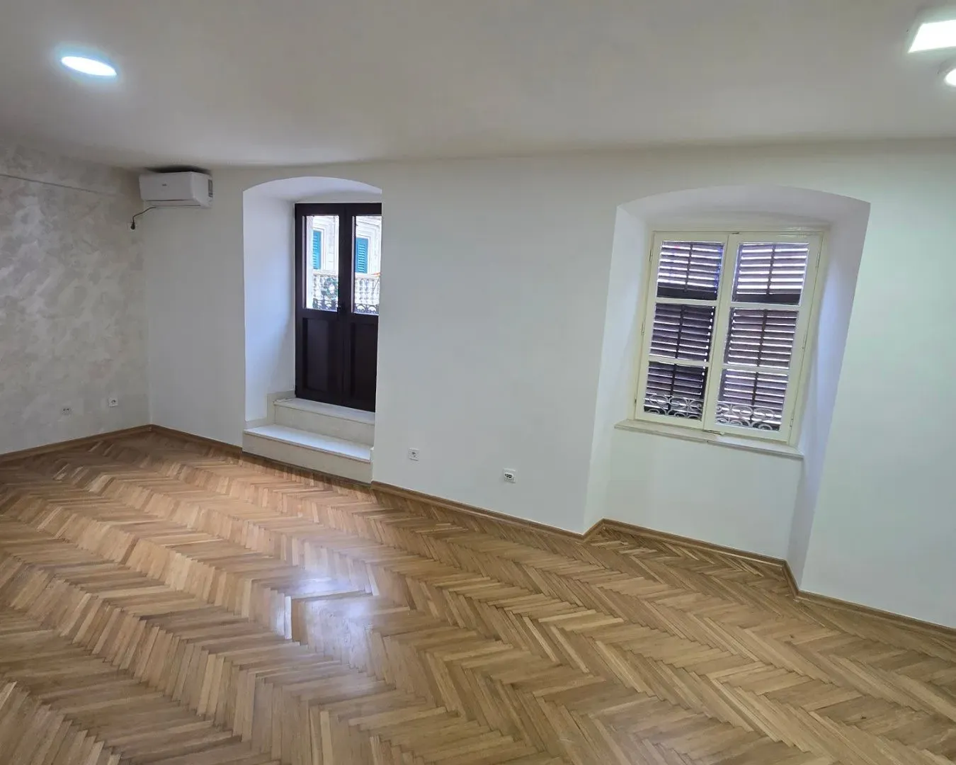 Izdavanje, poslovni prostor, 100m², Stari Grad Kotor, Kotor