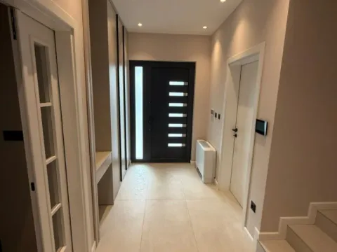 Izdavanje, kuća, 220m², Zagorič, Podgorica - image 7