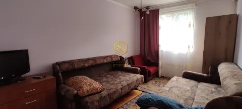 Namještena dnevna soba sa garniturom i televizorom. - image 7